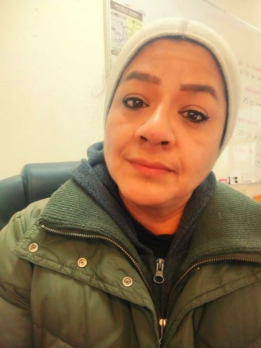 El trabajo en pándemia, se tornó doblemente complicado, debido a que mi esposo, quién tiene una discapacidad, sufrió una fractura. La mayor parte del tiempo el depende en un 90% de mi para desplazarse y realizar cosas básicas, con una fractura, ahora dependía 100% de mi. Todo se complicó, cuando al mismo tiempo, me realizaron una cirugía de emergencia ya que mi vida estaba en riesgo debido a una miomatosis. Fue una etápa que mas que triste, la atesoro por que me enseño a enfrentar desafíos en escenarios que antes solo eran imaginarios.